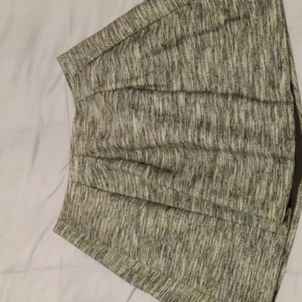 Like new Madewell Size 2 Pleaded Skirt with pockets.  Fall Skirt